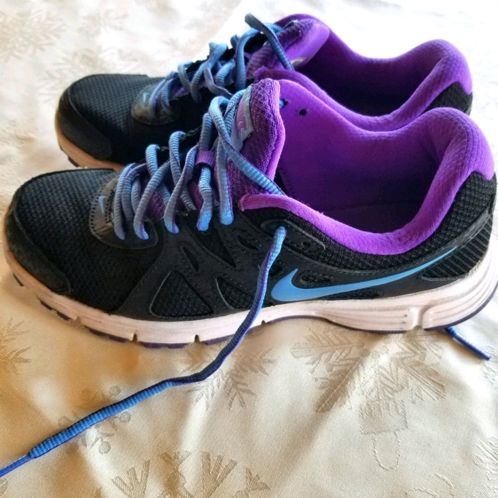 Nike revolution tennis shoes